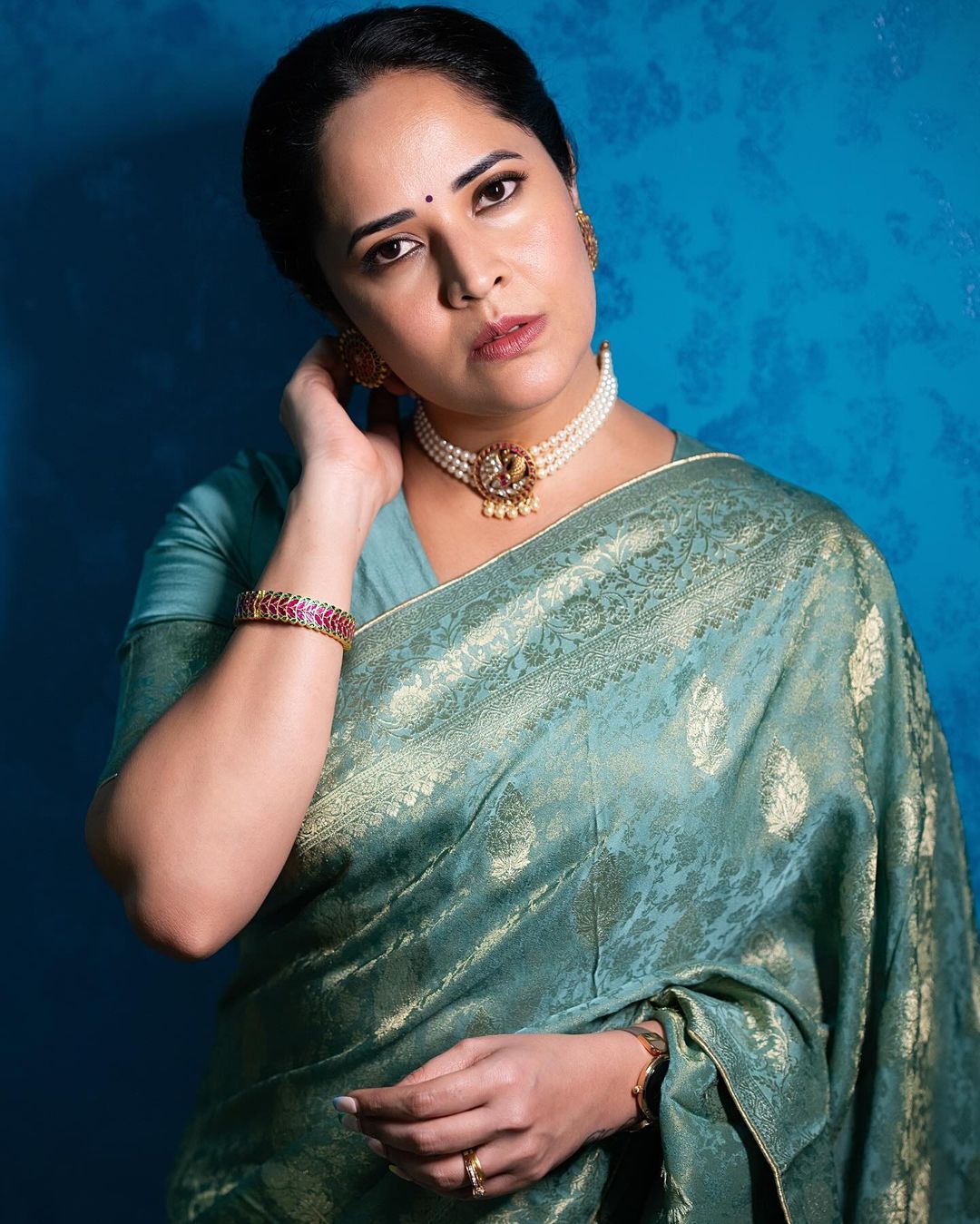 South Actress Anasuya Bharadwaj in Blue Saree